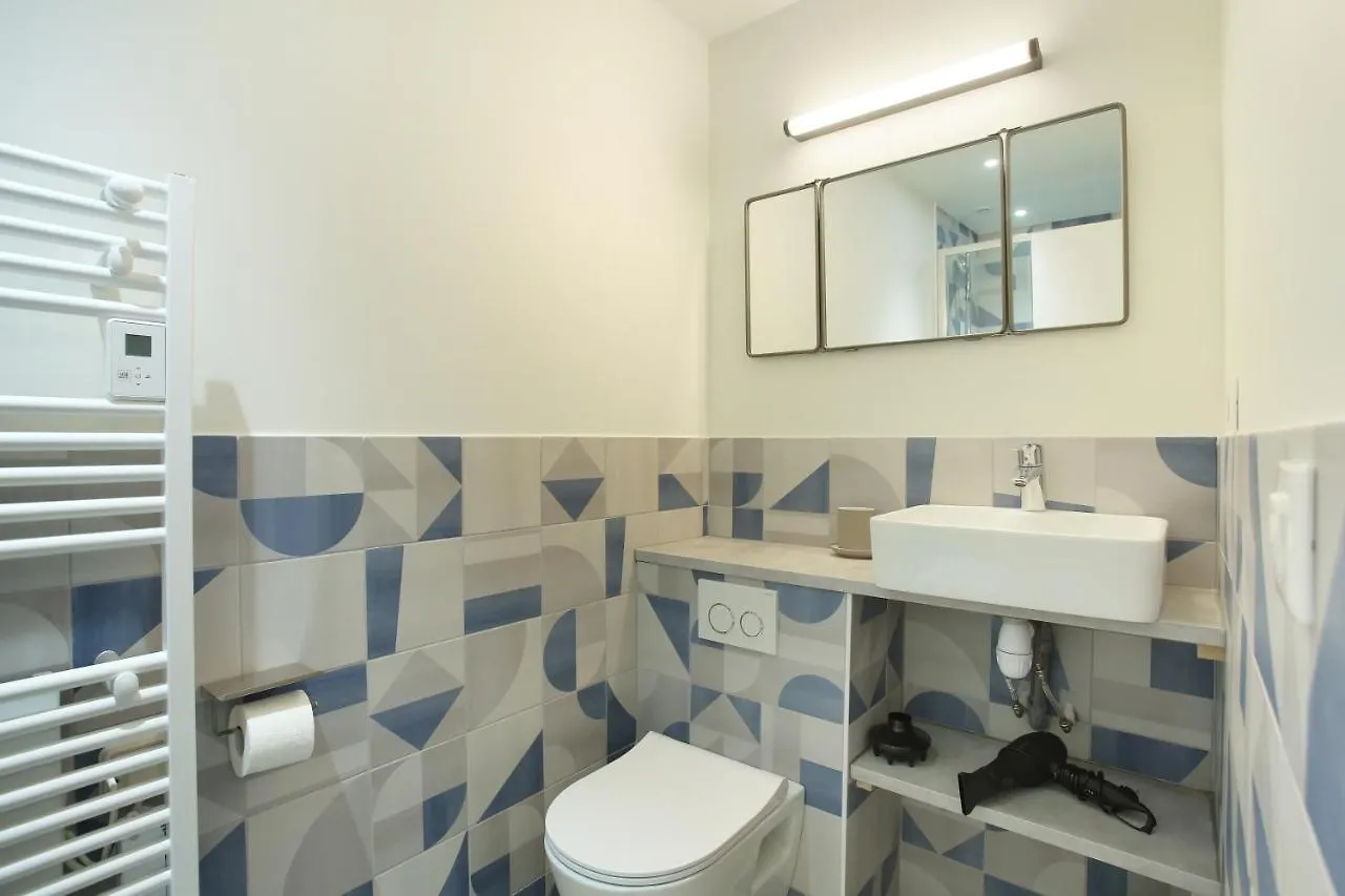 Rent A Room - Aparts Cadet Paris 0*,  France